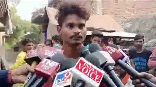 *खबर बलिया से सामूहिक विवाह देखने गए युवक को ही 2*3हजार का लालच देकर बना दिया गया दूल्हा।सुनिए दूल्हे की जुबानी*