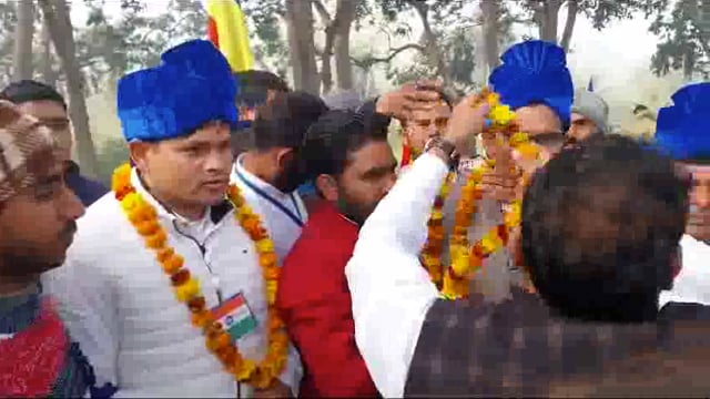 तिरंगा यात्रा के दौरान कार्यकर्ताओं  किया गया सम्मान 