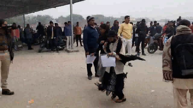 परीक्षा न छूटे तो केंद्रो तक पहुंचने के लिए पीटी ऊषा बन गई छात्राएं,दौड़कर पहुंची परीक्षाकेंद्र 