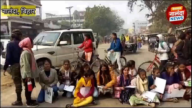 nalanda :- इंटर की परीक्षा में गजब नजारा, हल्की लाठी चार्ज करते पुलिस, रोड पर बैठी छात्रा,