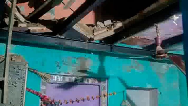 बिन मौसम बरसात के चलते दो मंजिला मकान की छत्ते टूटी जिसमें महिला हुई गंभीर रूप से घायल