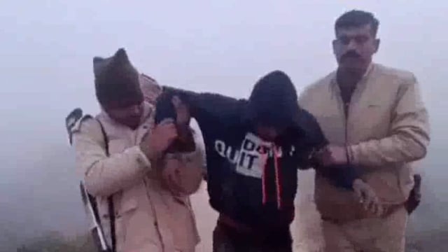 पुलिस मुठभेड़ में अन्तर्जनदीय दो असलहा तस्कर घायल सहित तीन गिरफ्तार, अवैध असलहा, 4 खोखा कारतूस एवं 3 जिन्दा कारतसू बरामद