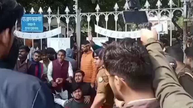 इलाहाबाद विश्वविद्यालय में छात्र की पिटाई के मामले में आक्रोशित छात्रों ने सड़क पर जाम कर जताया विरोध 