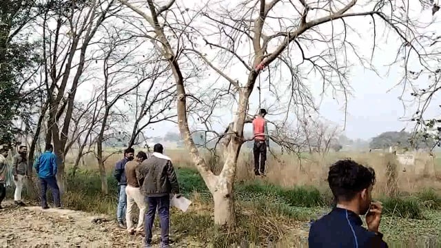 लौरिया विधानसभा के बेलवा गांव के रमना सरेह  में तुरकाहा नाला के किनारे एक पच्चीस वर्षीय युवक का शव पेड़ से लटका मिला 