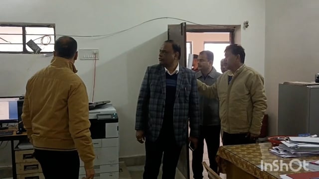 लखीसराय जिला मुख्यालय स्थित निर्वाचन कार्यालय NIC भवन का जिलाधिकारी रजनीकांत जी ने किया निरीक्षण