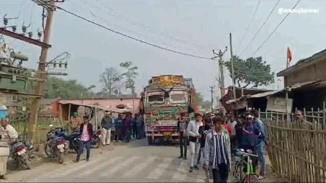 सुपौल में 10 मिनट लेट से पहुंचे छात्र, नहीं हुई इंट्री, विरोध में सड़क जाम