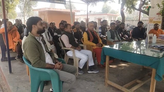 COसदर अमरनाथ गुप्ता द्वारा कानून-व्यवस्था के दृष्टिगत बाघराय थाना परिसर में आपसी भाई चारे के लिए संपन्न हुई पीस कमेटी की