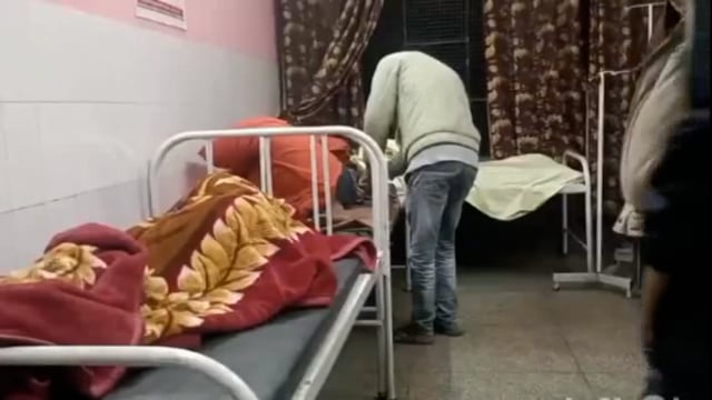 अल्लाहगंज क्षेत्र के गांव सॉईपुर मनिहार में खेत में फसल की रखवाली कर रहे तीन व्यक्तियों पर सांड ने किया हमला,हुए घायल