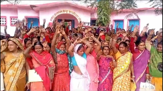 अपनी मांगों को लेकर अनिश्चित कालीन हड़ताल पर गई विद्यालय की रसोईया ने प्रखंड संसाधन केंद्र के समक्ष किया धरना प्रदर्शन