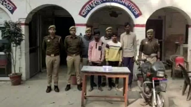 घूरपुर पुलिस द्वारा राजापुर से 3 अभियुक्तों को गिरफ्तार कर कब्जे से चोरी की बाईक मोबाइल फोन 6 देसी बम किया गया बरामद 
