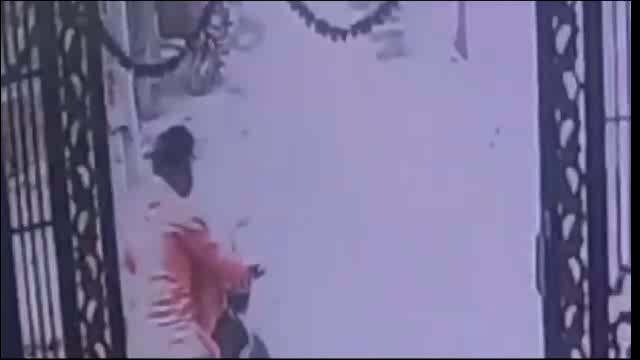 अमरपुर शहर के दो अलग-अलग घटनाओं में मोबाइल व बाइक चोरी की सीसीटीवी फूटेज आया सामने