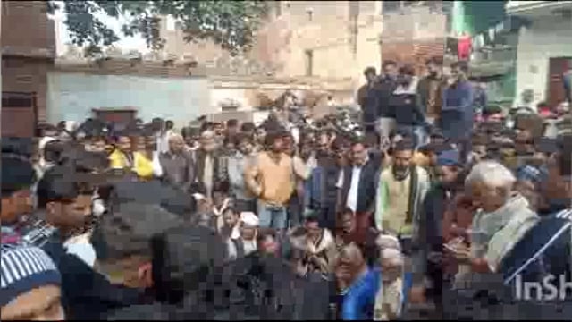 छाता की सराय में निर्माणो को तोड़े जाने की सूचना पर तहसील परिसर में पहुंचे हजारों स्थानीय निवासी