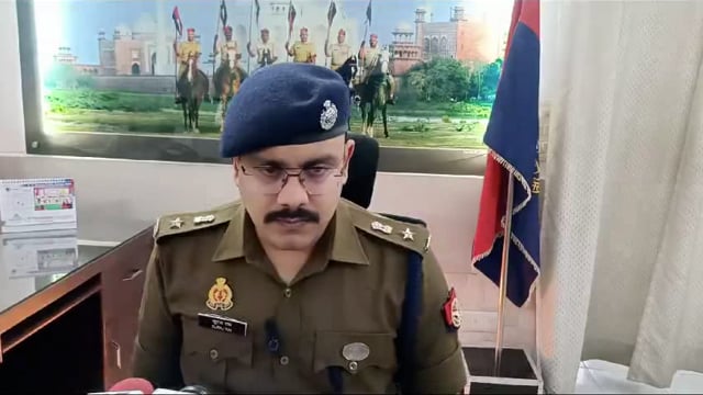 आगरा शहर में वर्दी पहनकर घूम रहे युवक को पुलिस ने किया गिरफ्तार करता था अवैध वसूली