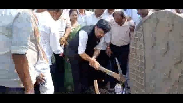 कासराळ येथे नामदार संजय बनसोडे यांच्या हस्ते कोल्हापूरी बंधाऱ्याचा भूमिपूजन