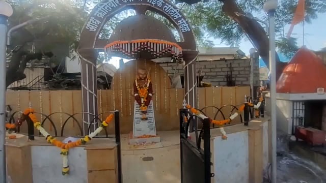 राजे उमाजी नाईक यांना फलटण येथे खासदार पदाधिकारी यांनी केले अभिवादन