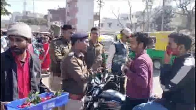 सासाराम में गांधीवादी तरीके से सड़क सुरक्षा माह के प्रति किया गया जागरूक 