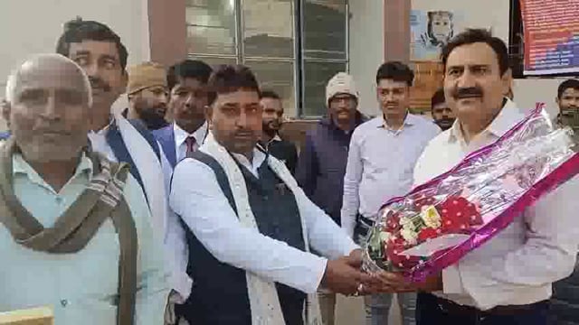 हिलसा थाना परसर में नया थाना अध्यक्ष को राजनीतिक दल एवं गरिमा लोगों ने किया स्वागत पुराने थाना अध्यक्ष को अंग वस्त्र देक