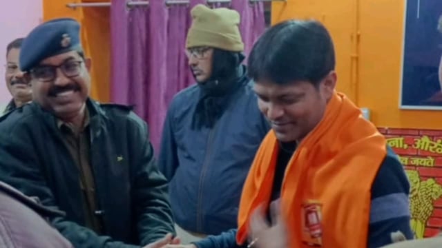 नगर थाना परिसर में स्थानांतरित थानाध्यक्ष पी के सैनी को पुलिस कर्मियों ने दी विदाई