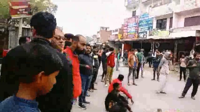 हत्या की आशंका में शव चौराहे पर रखकर किया चक्काजाम 