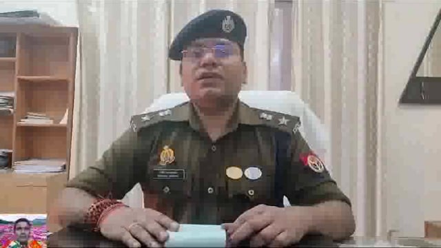 Kushinagar Jile Mein police muthbhed mein teen Gau taskaron Ko girftar Kiya Gaya SP ki bike