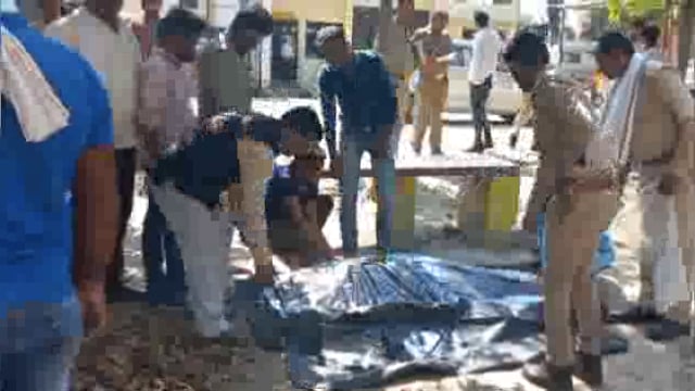 अल्लाहगंज के गांव वजीरपुर में विवाहिता ने फांसी लगाकर की आत्महत्या,परिजनों ने ससुरालयों पर मार कर लटकाने का लगाया आरोप