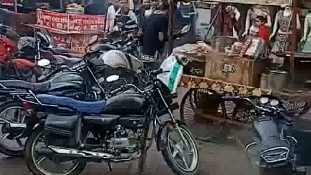 राया में चांट विक्रेता व उसकी दुकान पर तेजाब फेंका युवक हुआ फरार मौके पर पहुंची पुलिस जांच में लगी