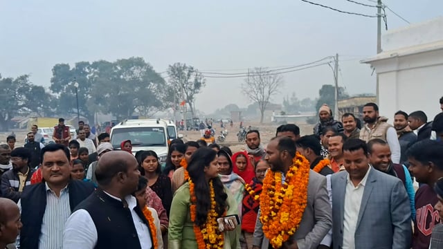 आलापुर थाना क्षेत्र के पूर्व ब्लाक प्रमुख बलराम गौतम के छोटे भाई विवेक गौतम ने पी सी एस सब रजिस्टर्ड पद पर चयनित होकर बढ़ाया क्षेत्र का मान निजी आवास ग्राम सतरही में वापसी के बाद भारी संख्या में ढोल ताशों के साथ स्वागत करते नजर आए लोग।