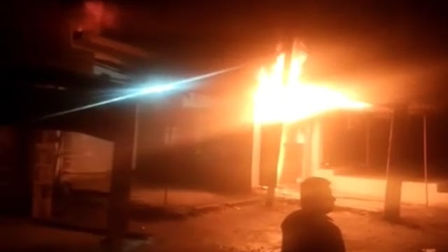 सिद्धार्थनगर-कपड़े की दुकान में शॉट सर्किट से आग लगने से  लाखो का सामान जलकर हुआ राख।