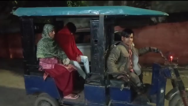 80% विकलांग होने के बावजूद भी युवक कर रहा ई-रिक्शा चलाकर अपने घर का पालन पोषण,