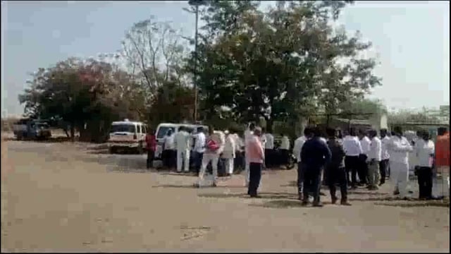 स्वाभिमानी शेतकरी संघटनेने राजेवाडी कारखान्यांमध्ये जाणारा ऊस आडवल