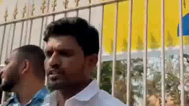 युवक काँग्रेसच्या वतीने नरेंद्र मोदी यांच्या बॅनर ला मोदी सरकार ऐवजी भारत सरकारचे स्टिकर लावून निषेध,निलेश गुहे 