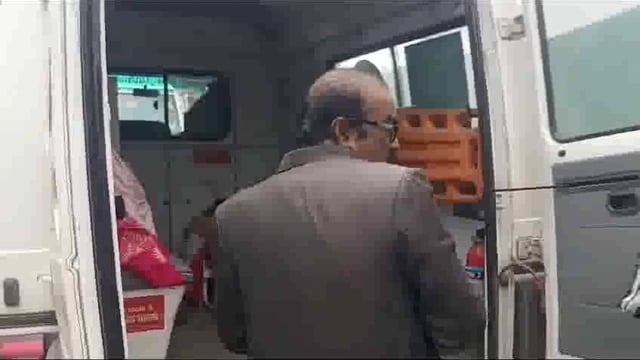 गोंडा :ट्रक की चपेट में आने से बाइक सवार पति-पत्नी व मासूम बालक घायल जिला अस्पताल रेफर