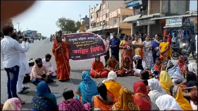 वलांडी येथे मुलीवर झालेल्या अत्याचाराच्या निषेधार्थ देवणी शहरात महिलांनी मोर्चा काढून केला निषेध