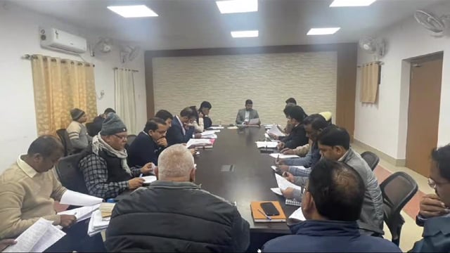 जिला पदाधिकारी ने लंबित पत्रों की समीक्षा बैठक