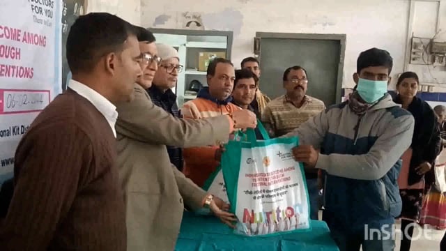 सदर अस्पताल जिला यक्ष्मा केंद्र परिसर स्थित टीवी बीमारी से ग्रसित 50लोगों के बीच सिविलसर्जन ने फूड बास्केट का किया वितरण