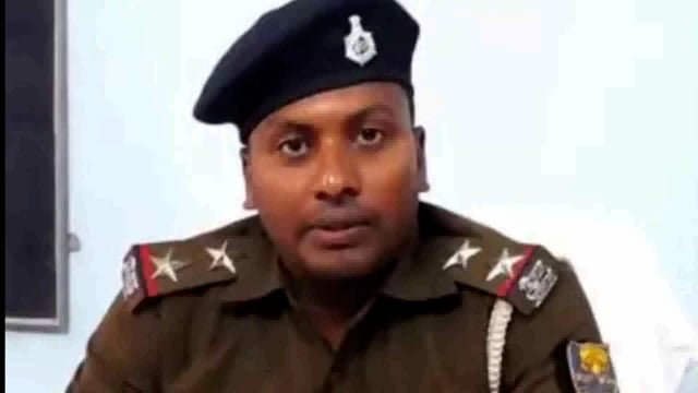 खेसर थाना की पुलिस पीरहमा गांव से शराब के नशे में धूत एक व्यक्ति को किया गिरफ्तार