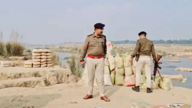 अमरपुर पुलिस ने क्षेत्र के प्रतिबंधित बालू घाटों पर छापेमारी कर बोरी में भरे बालू को किया नष्ट