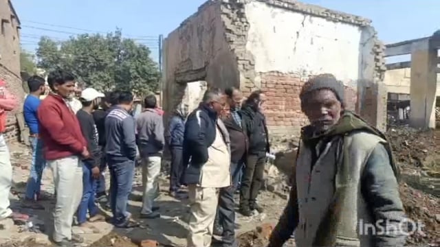 छाता पहुंचे रोडवेज के आल्हा अधिकारी बस अड्डे को कराया खाली अवैध रूप से चल रही बस अड्डे में सब्जी मंडी