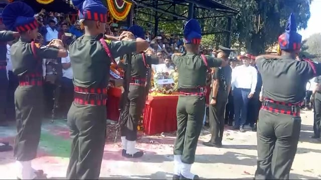 शहीद जवान हेमंत देवरे यांना शासकीय इंतमात नाशिक येथे अखेरचा निरोप