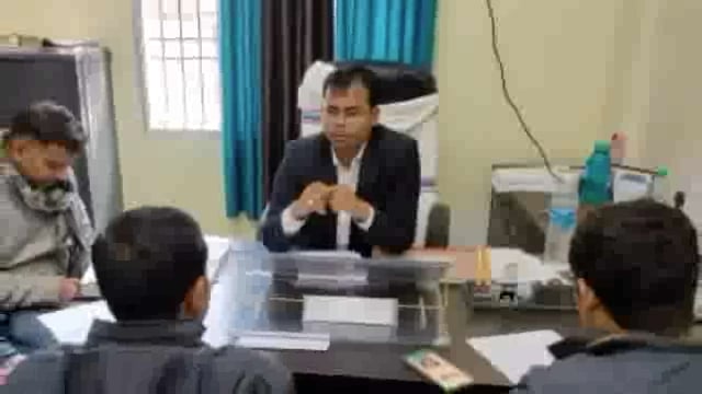 राशि लेकर आवास नहीं बनाने वालों पर होगी कानूनी कार्रवाई बीडियो ने प्रखंड मुख्यालय में बैठक कर दी जानकारी