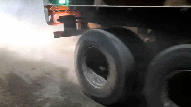 कहलगांव के हटिया रोड पर ट्रक के चलने से उड़ते धूल