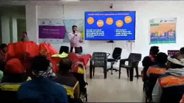 नगर निगम मथुरा वृंदावन और अलायंस 2 एंड प्लास्टिक बेस्ट की परियोजना परिक्रम के तत्वाधान में  सुरक्षा उपकरण वितरित किए