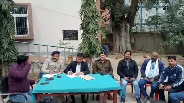 अमरपुर थाना परिसर में हुई शांति समिति की बैठक लाइसेंस लेना अनिवार्य परीक्षा केंद्रों के समीप पंडालों में डीजे प्रतिबंधित