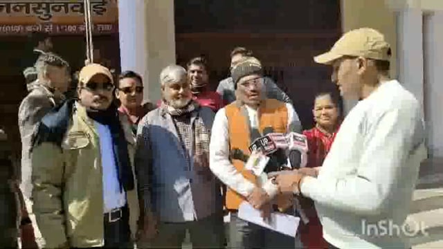 मथुरा राष्ट्रीय पत्रकार परिषद द्वारा जिला अधिकारी को दिया गया ज्ञापन