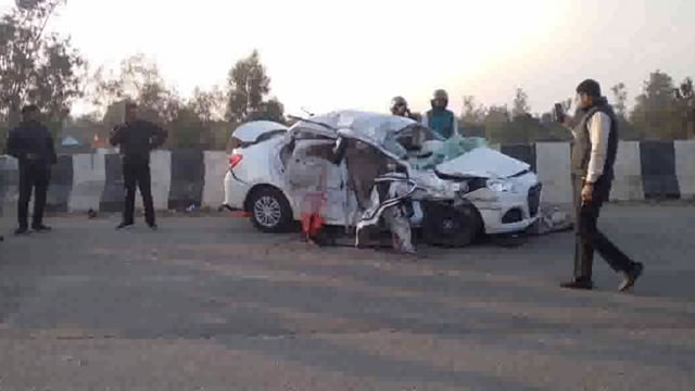 अम्बेडकरनगर
बाइक सवार को बचाने मे पेड से टकराई कार, इलाज के दौरान 65 वर्षीय पिता की मौत। पुत्र गंभीर रुप से घायल।
सम्मनपुर थाना क्षेत्र के हजपुरा के निकट हुई दुर्घटना।
कटका थाना क्षेत्र के सैदपुर गांव के थे निवासी।