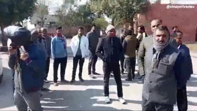 सड़क हादसे में राजस्व निरीक्षक सहित 10 वर्षीय बच्चे की हुई मौत, पुलिस जांच में जुटी 