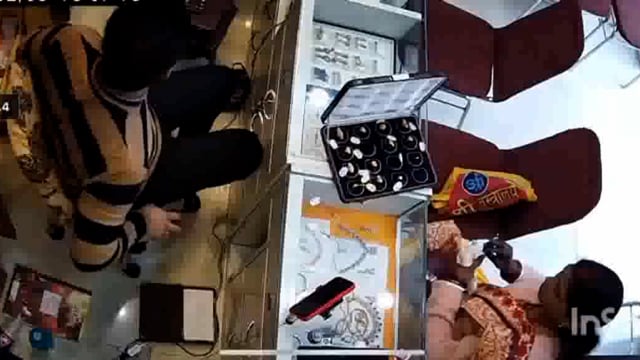 सीसीटीवी कैमरे में कैद हुई महिला की अंगूठी चोरी करते हुए करतूत। आभूषण दुकानदार को बनाया वेकुफ