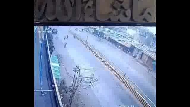 उमा चौकात ट्रक विद्युत तारेच्या लोखंडी पोलला आदळून घुसला हॉटेलात,मोठा अनर्थ टळला