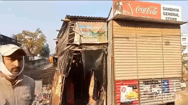 लखीसराय नगर थाना क्षेत्र के चितरंजन रोड KSS कॉलेज के बीती रात्रि एक दुकान में अज्ञात चोरों ने चोरी की घटना को दिया अंजाम