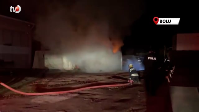 Hurdalıkta Çıkan Yangın 2 Katlı Binayı Küle Çevirdi